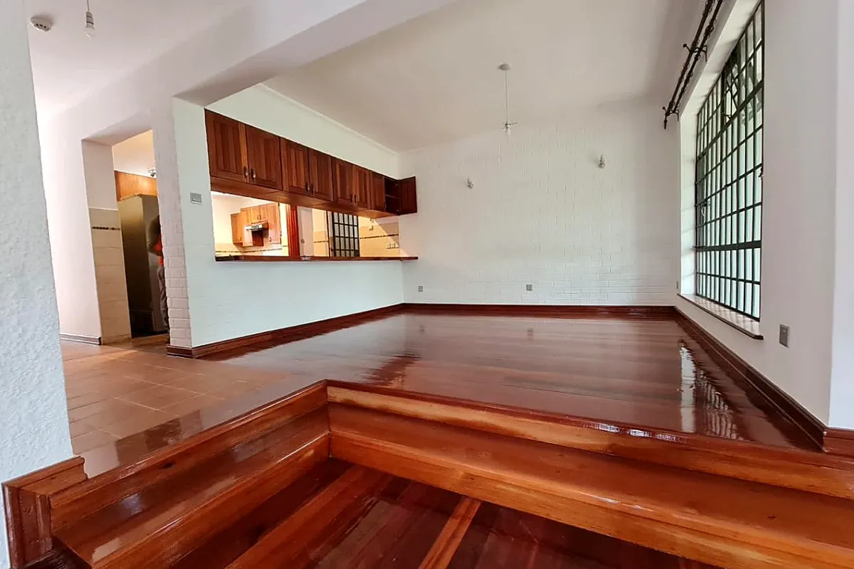 4-BEDROOM TOWNHOUSE FOR RENT β LAVINGTON