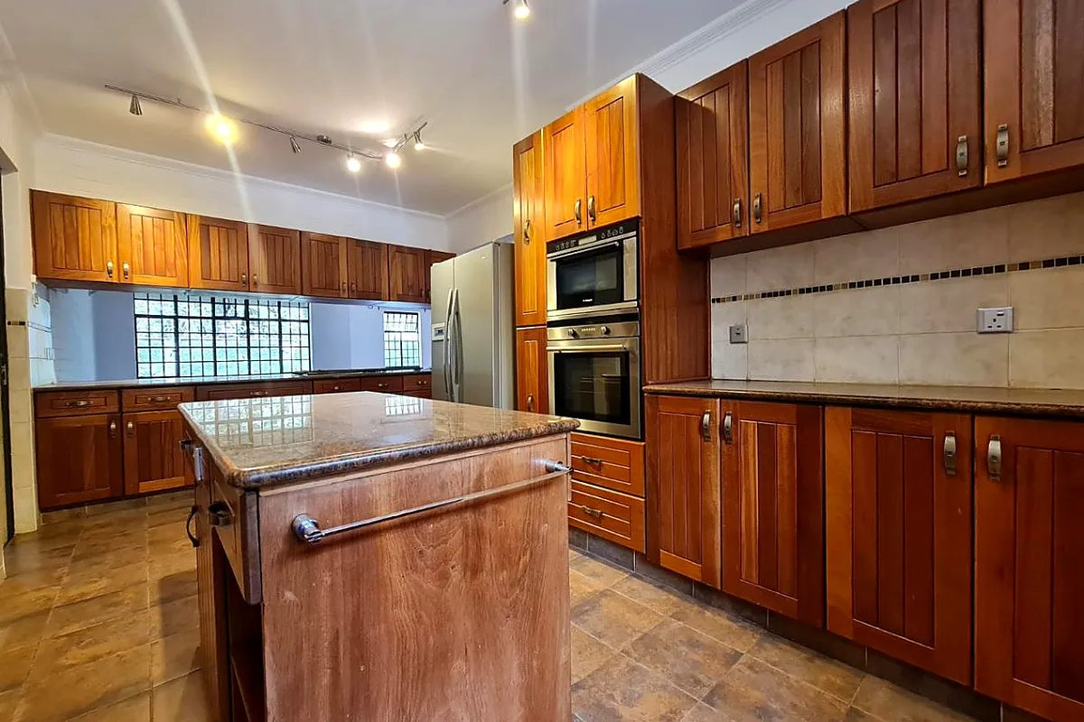 4-BEDROOM TOWNHOUSE FOR RENT – LAVINGTON