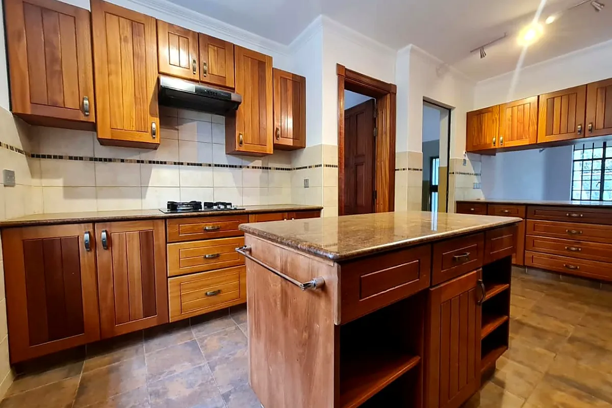 4-BEDROOM TOWNHOUSE FOR RENT – LAVINGTON