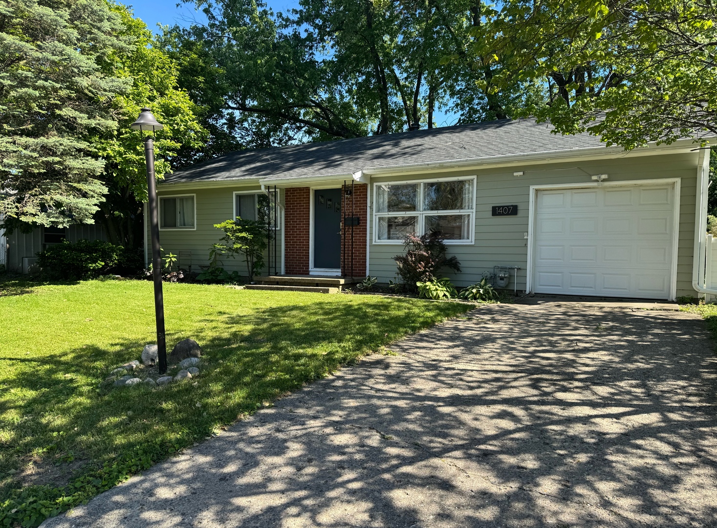 1407 E Fairlawn Drive