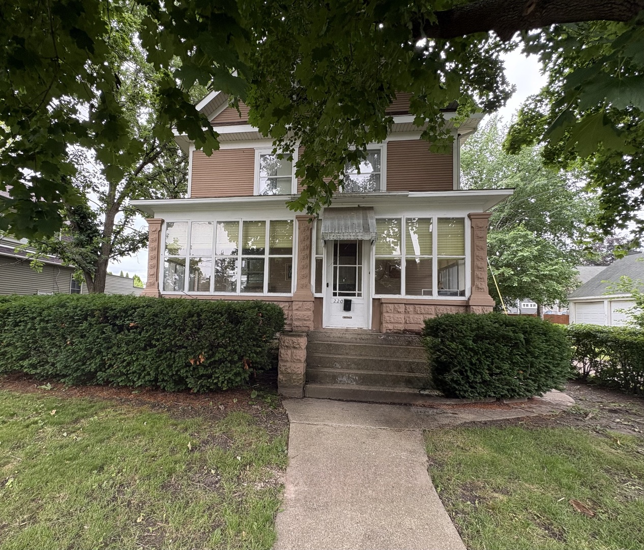 220 E Avenue