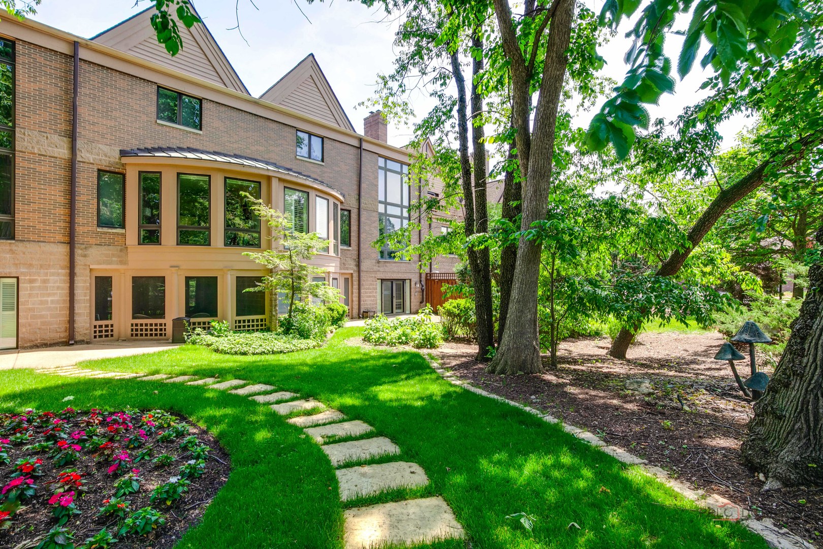 1302 Hawthorne Lane