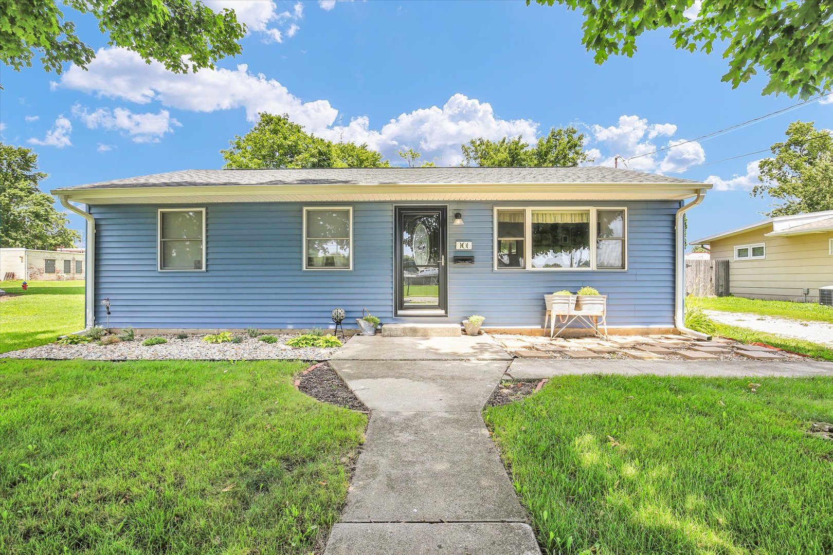 906 E Daggy Street