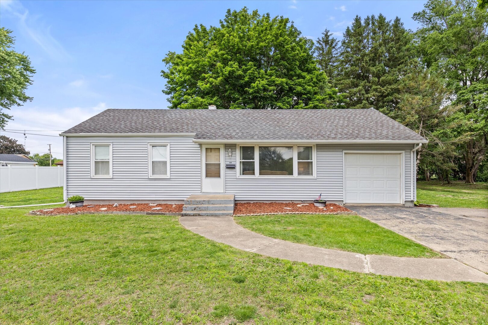 902 Laura Avenue
