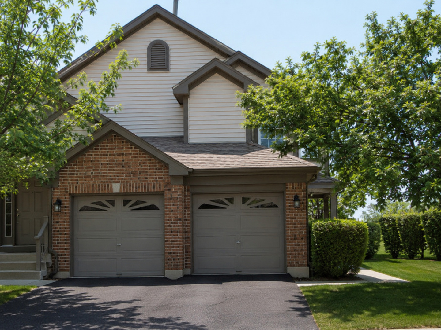 199 Old Oak Court W