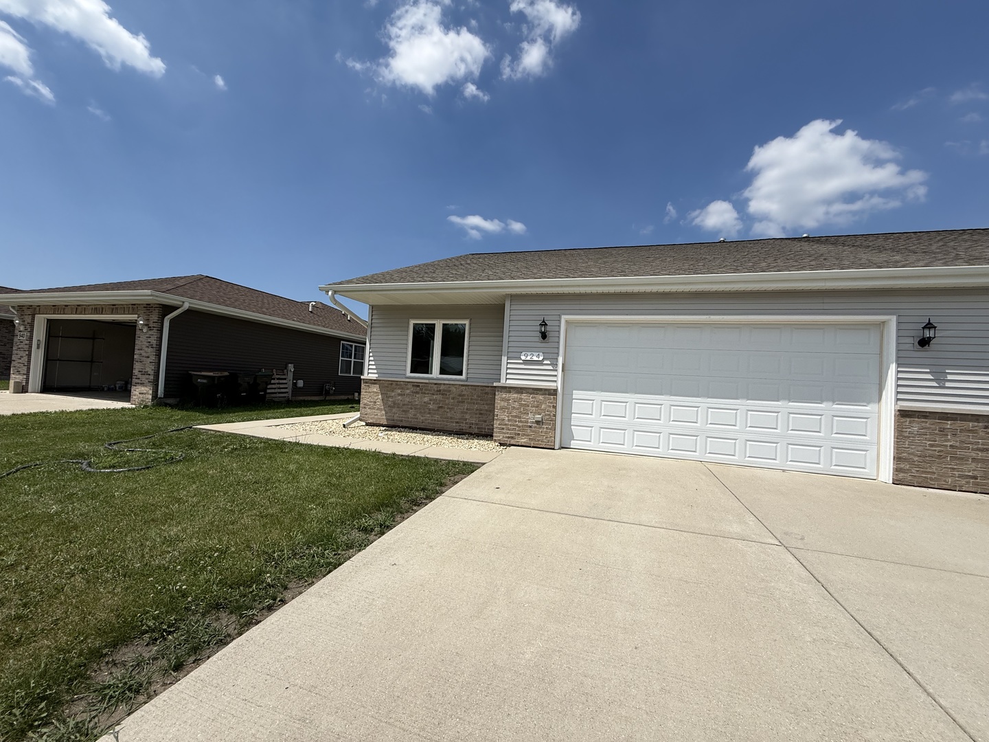 924 Bergera Street W