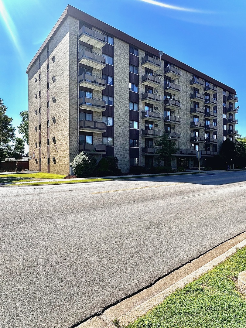 850 Des Plaines Avenue