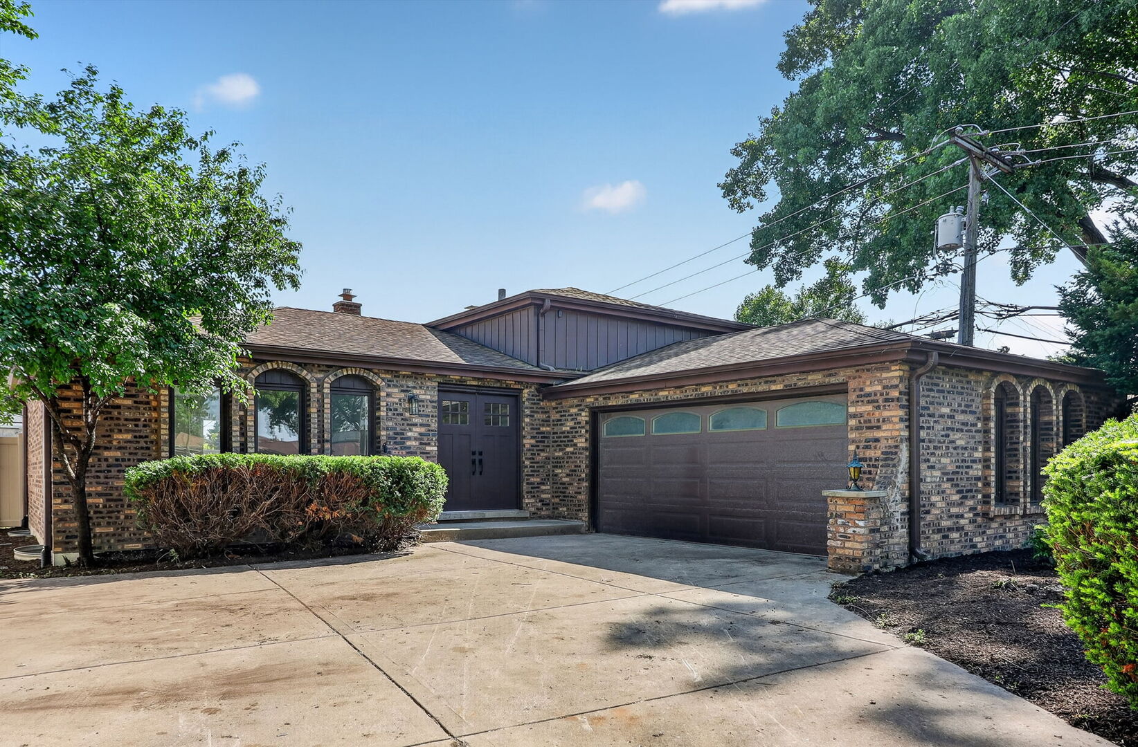 216 W Kimbell Avenue