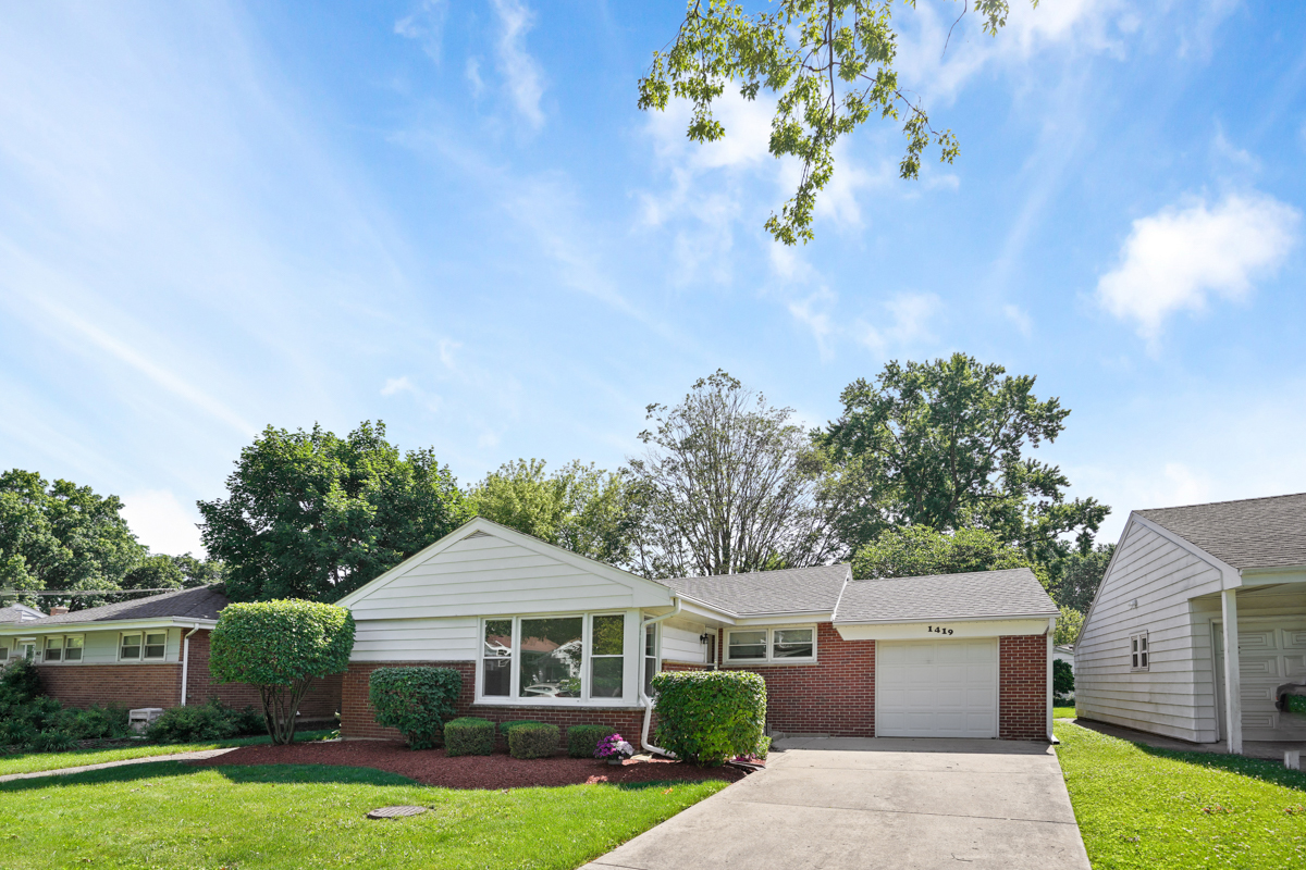 1419 W Saint James Place