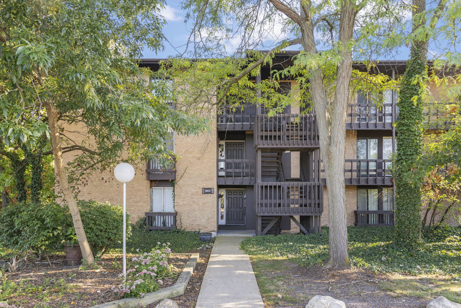 1601 E Maple Terrace