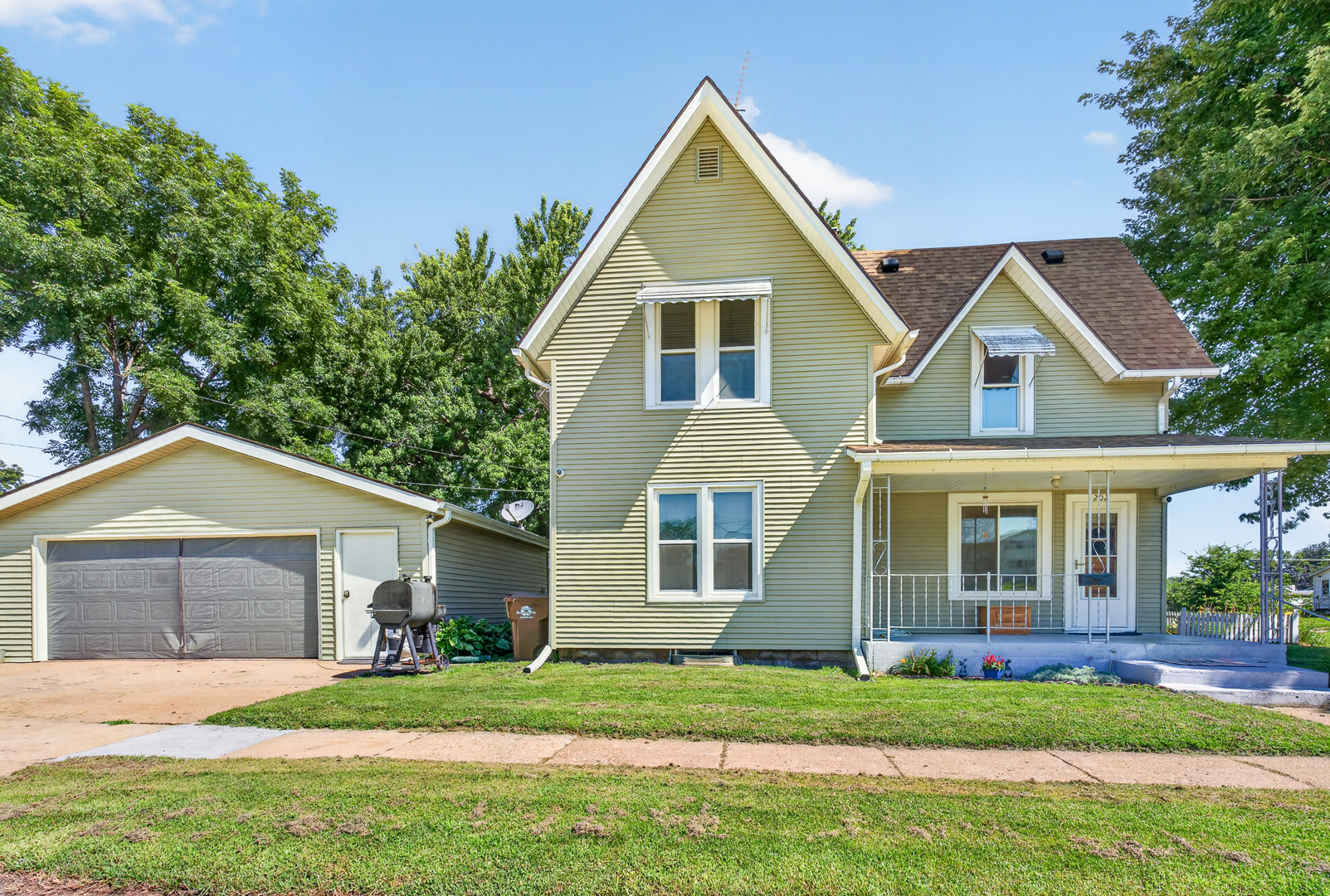 202 Apple Street W