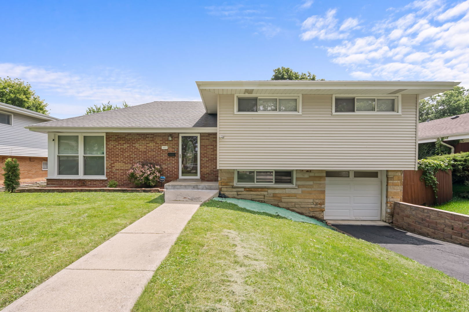 1015 S Leslie Lane