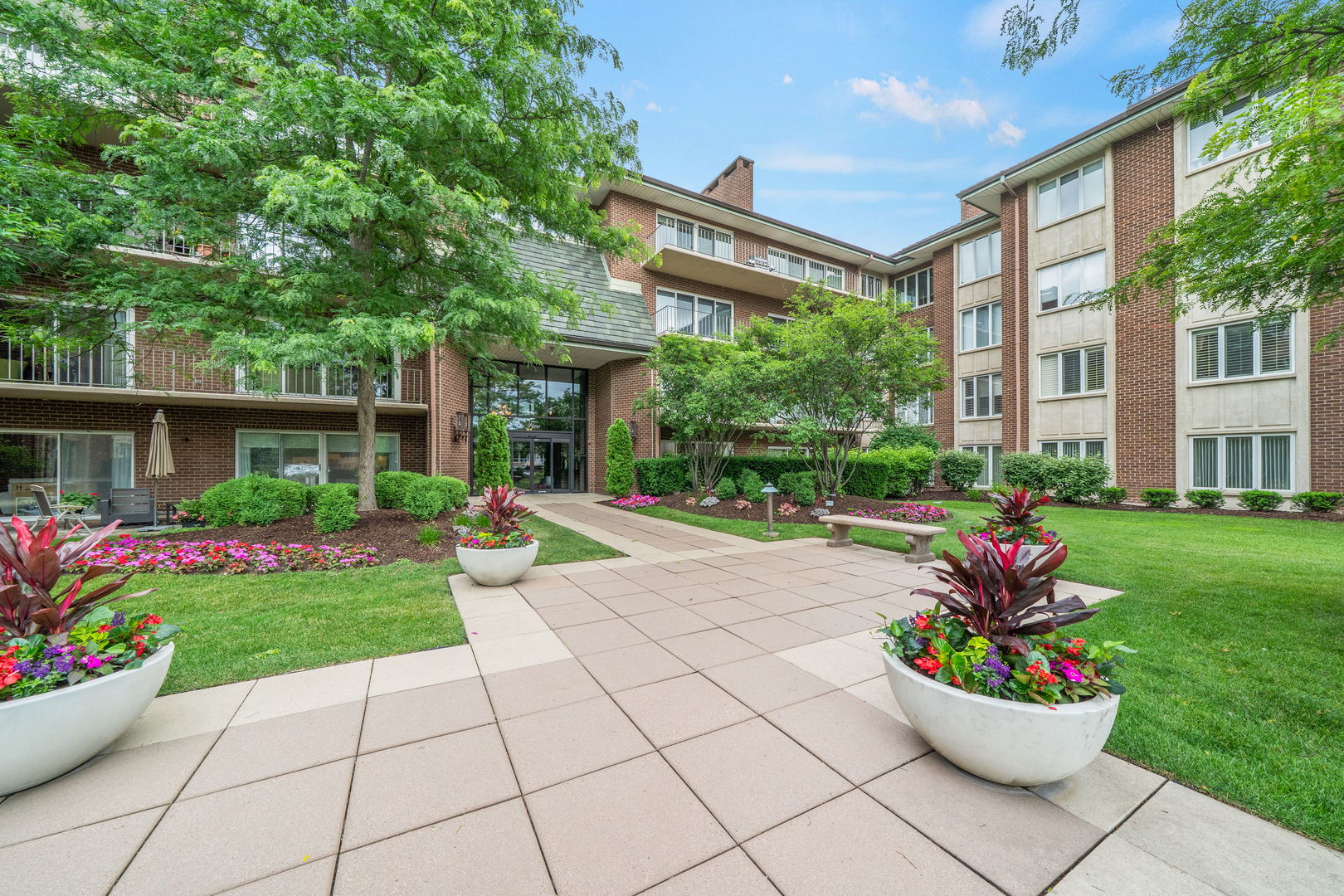 5 Oak Brook Club Drive