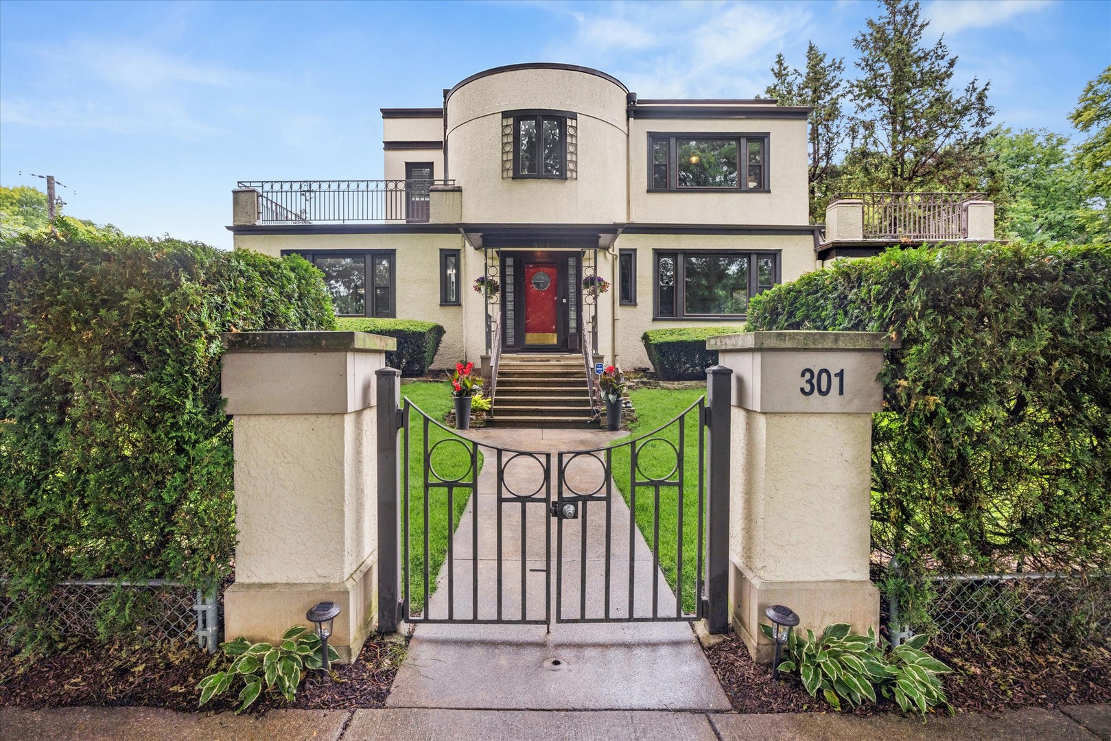 301 W Cossitt Avenue