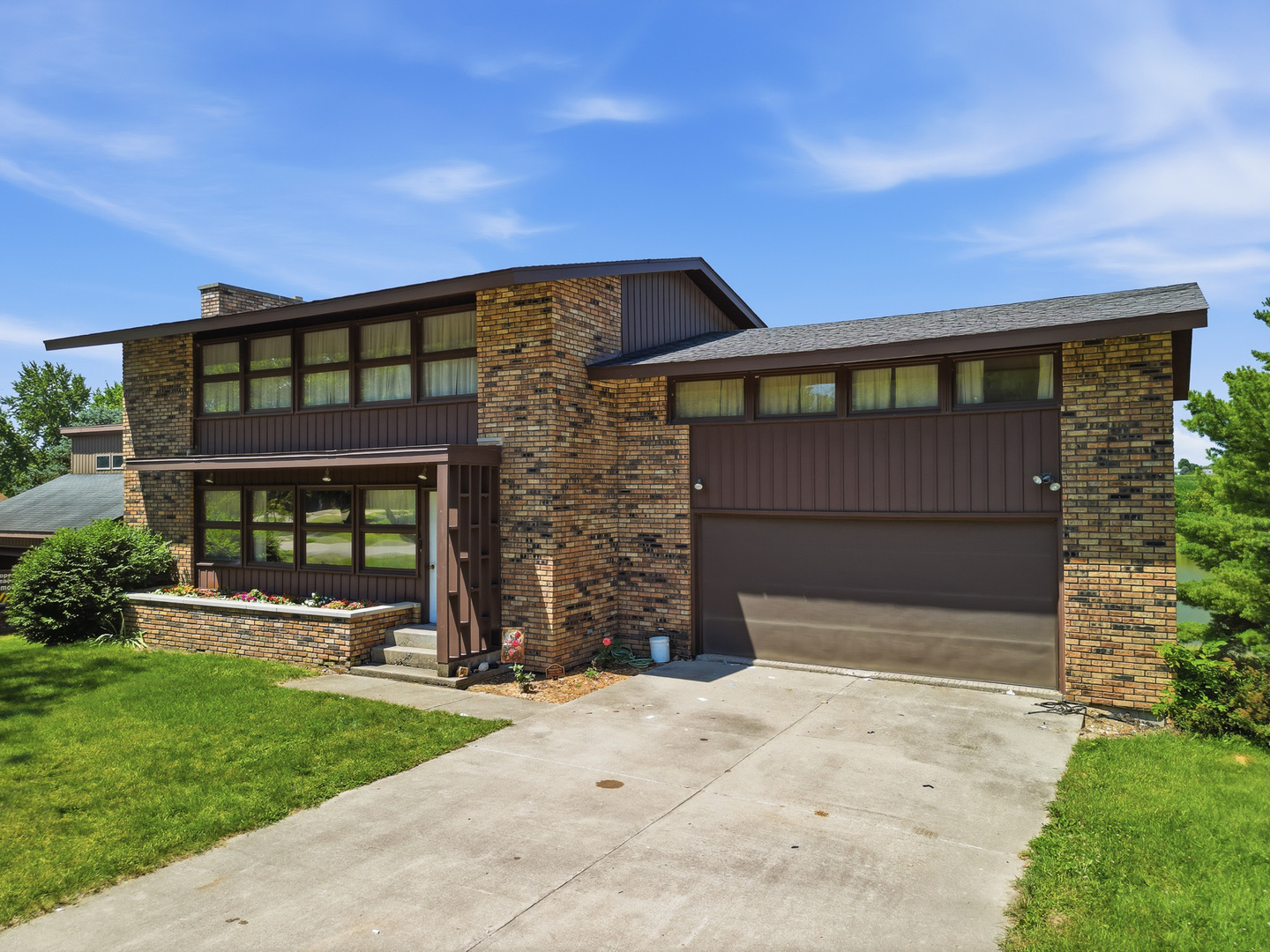 15721 Lakeside Drive