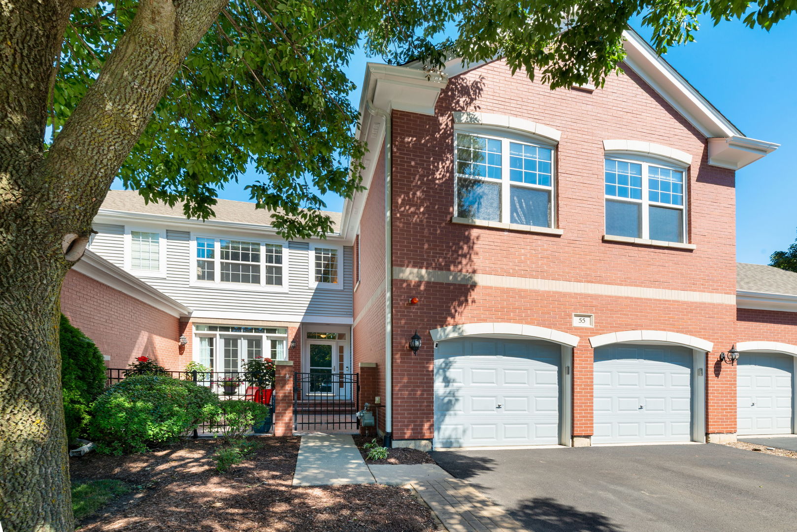 55 Lakebreeze Court