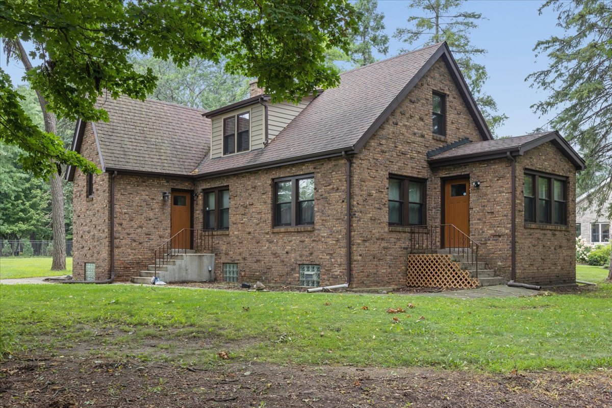 9048 Maple Avenue