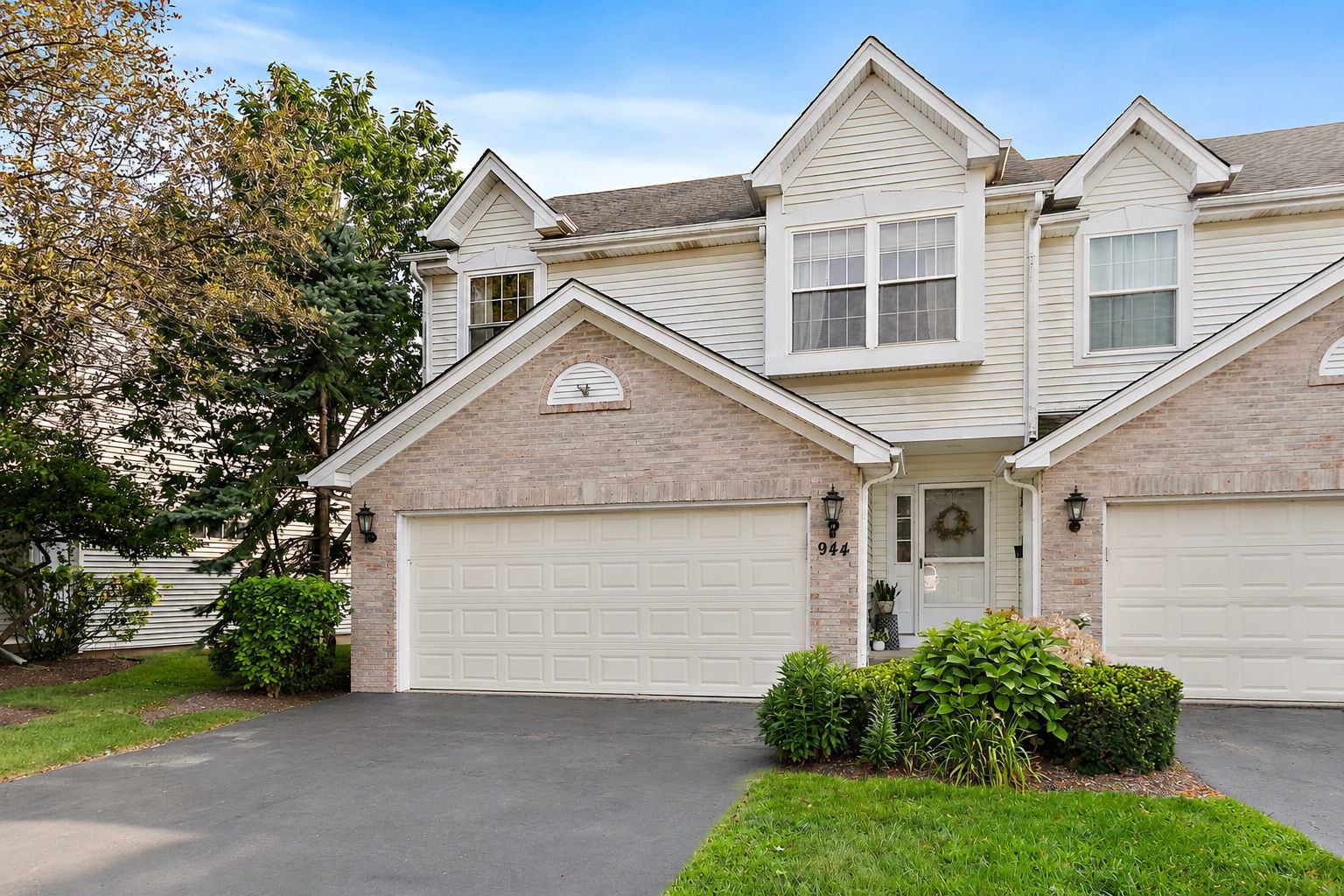 944 VIEWPOINT Drive