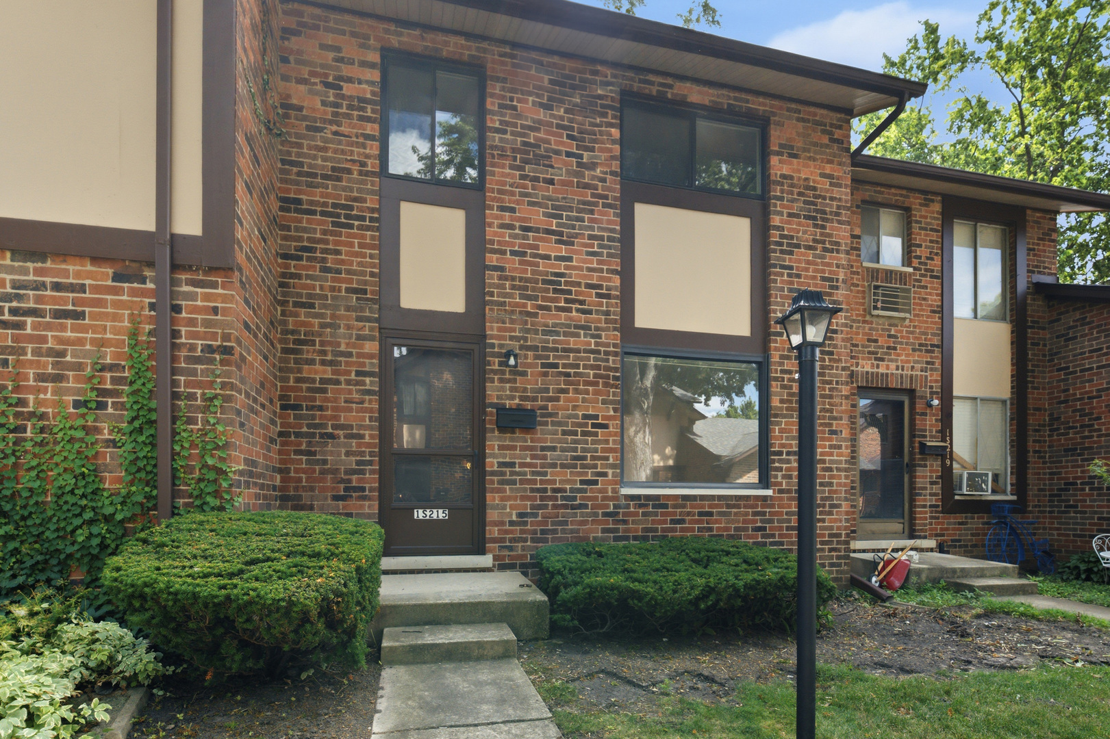 1S215 Holyoke Lane