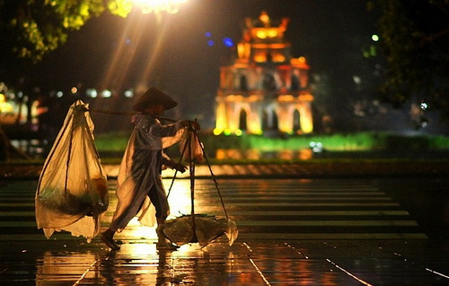 Thành Phố Buổi Tối: Ánh Sáng, Âm Thanh và Cuộc Sống Ban Đêm Gallery 2
