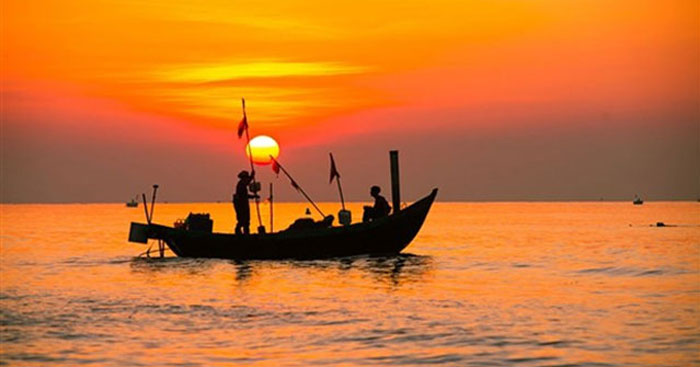 Ảnh Chiếc Thuyền Ngoài Xa