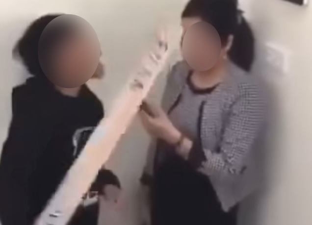 Anh Đè Cô Vào Tường