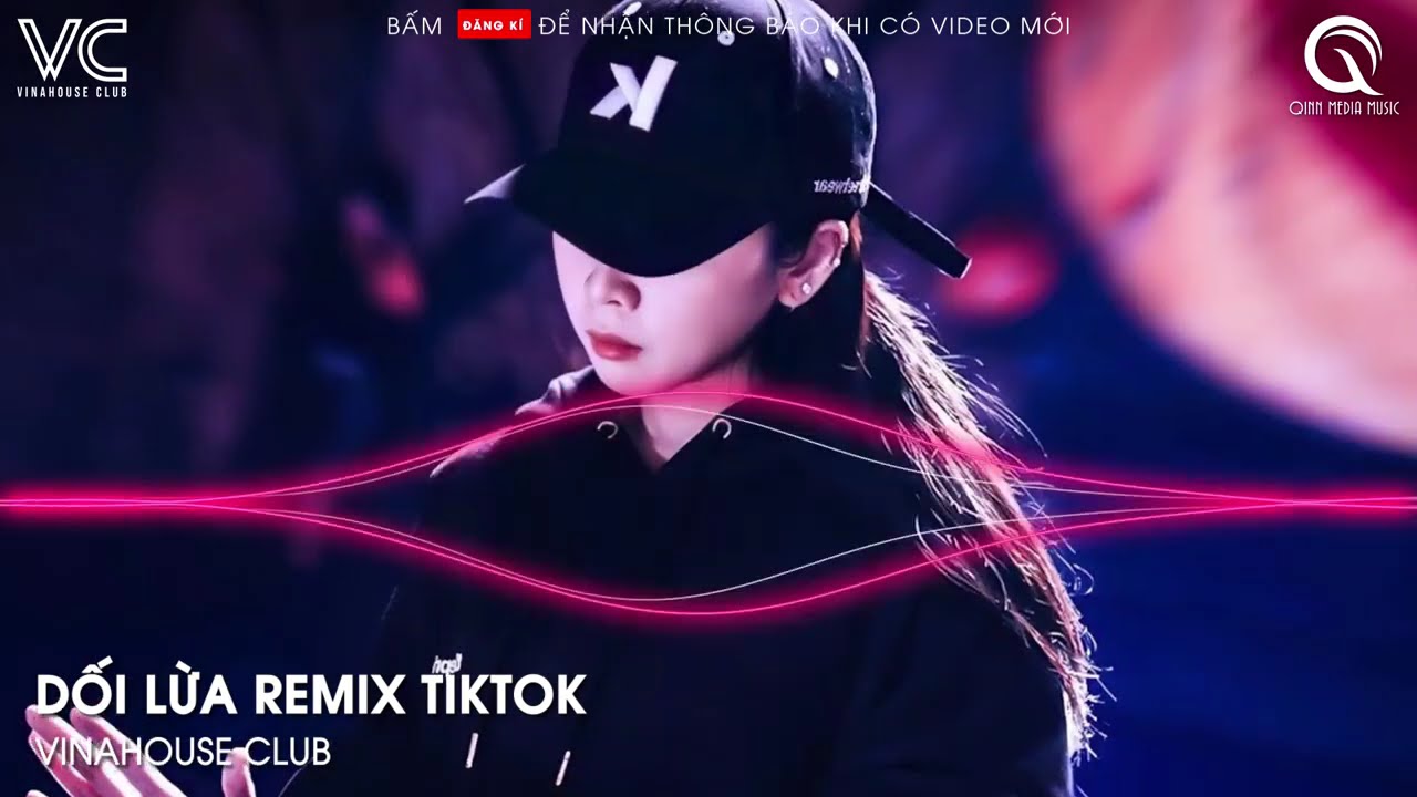 Anh đưa tay ra để cố vuốt ve