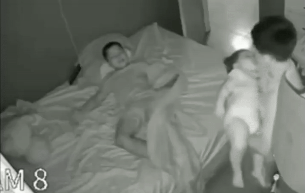 Anh Trai Chăm Sóc Em Gái Khi Bị Ốm