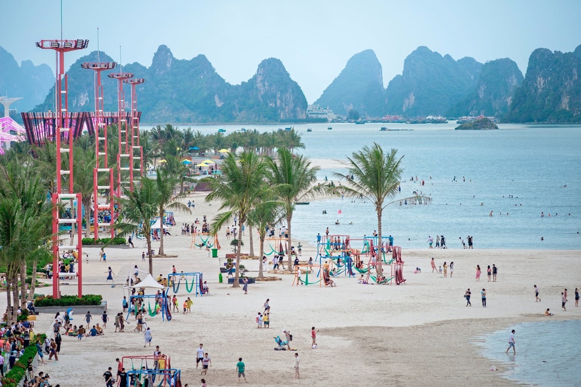 Bãi tắm Phương Đông Vân Đồn: Thiên đường nghỉ dưỡng hoàn hảo