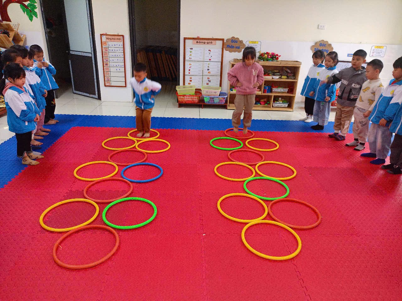 Bật Chụm Tách Chân Qua 7 Ô
