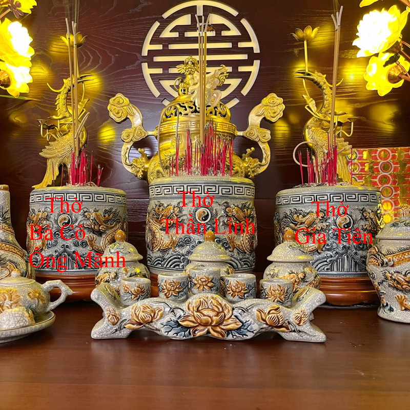 Bát hương Bà Cô Ông Mãnh đặt bên nào?
