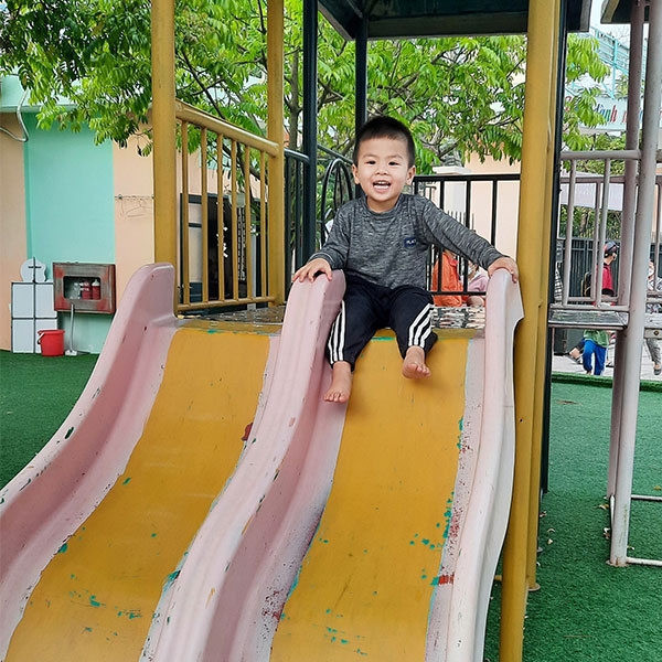 Bé Chơi Cầu Trượt: Hướng Dẫn An Toàn và Lợi Ích