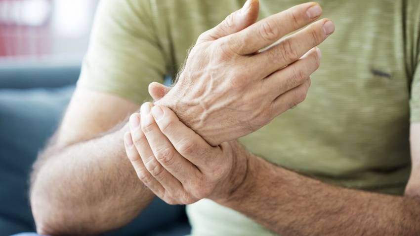Bị điện giật tê tay phải làm sao?