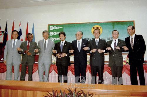 Hiệp hội các quốc gia Đông Nam Á (ASEAN) được thành lập năm 1967 trong bối cảnh nào? Gallery 1