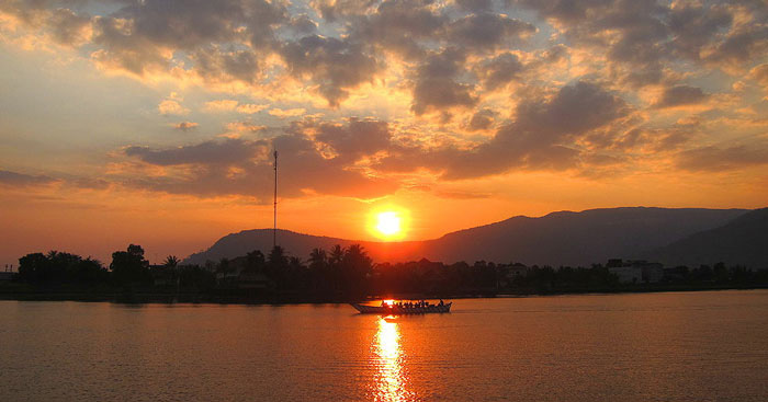 Nghị luận văn học Tràng Giang - Phân tích vẻ đẹp tâm hồn và nghệ thuật của Huy Cận Gallery 1