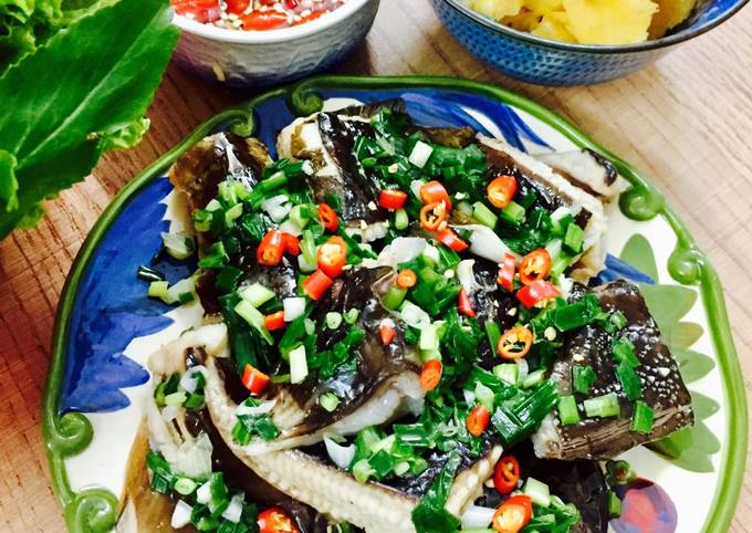 Cá Đuối Hấp Mỡ Hành: Món Ăn Ngon Tuyệt Vời Từ Biển Khơi