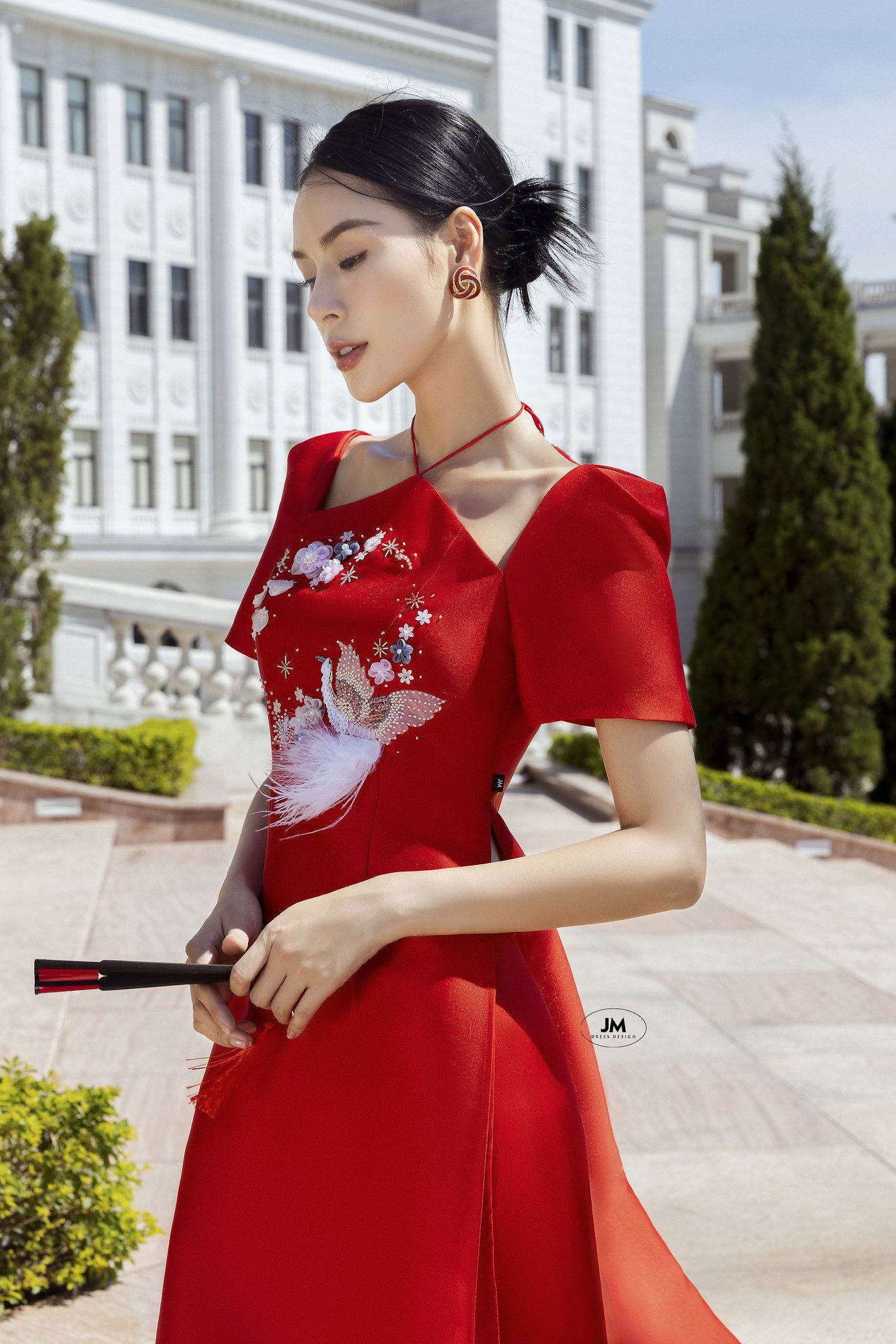 Kiểu Tóc Búi Mặc Áo Dài: Sang Trọng Và Thanh Lịch Gallery 1