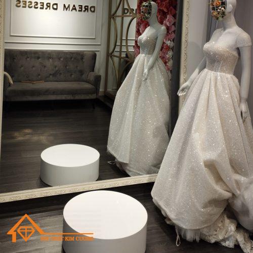 Bục Thử Váy Cưới: Mẫu Mã Đẹp, Chất Liệu Cao Cấp Gallery 1