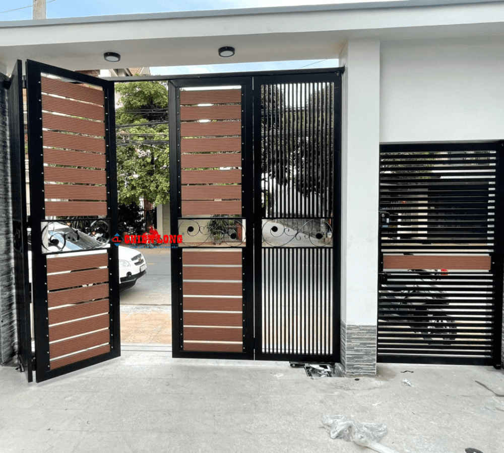 Mẫu Cửa Cổng Sắt 4 Cánh Giả Gỗ Đẹp, Sang Trọng Và Bền Bỉ Gallery 2