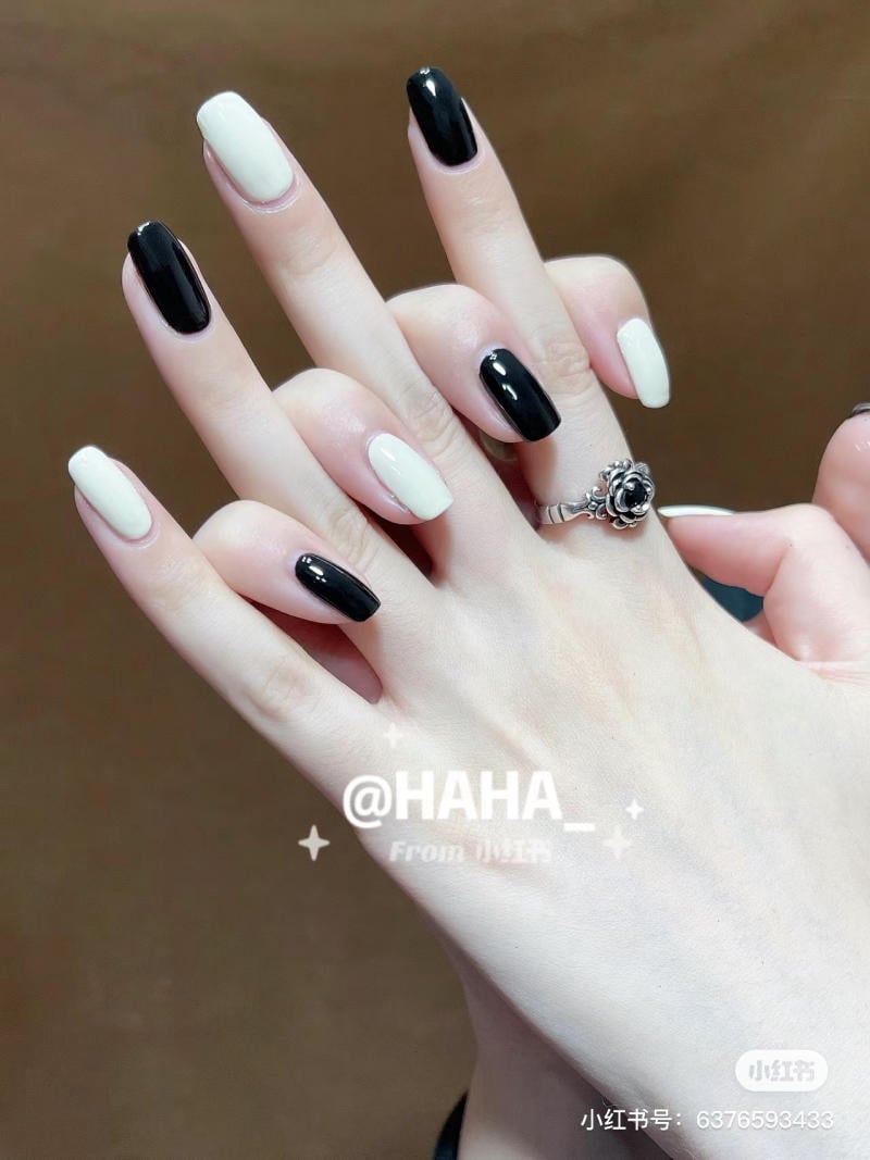 Mẫu móng tay đen trắng: Sang trọng, hiện đại và không bao giờ lỗi mốt Gallery 1