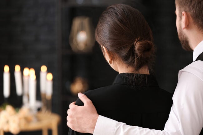 Cách An Ủi Người Khác Khi Có Người Thân Mất