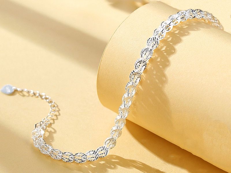 Có Nên Đeo Vòng Bạc Khi Tắm? Gallery 2