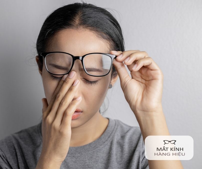 Cách Đeo Kính Không Bị Hằn Mũi