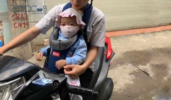 Cách Địu Em Bé Đi Xe Máy An Toàn