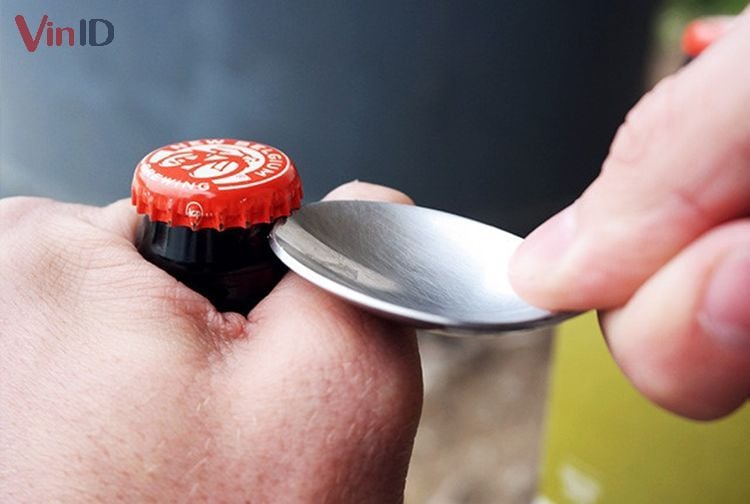 Cách Khui Bia Bằng Muỗng
