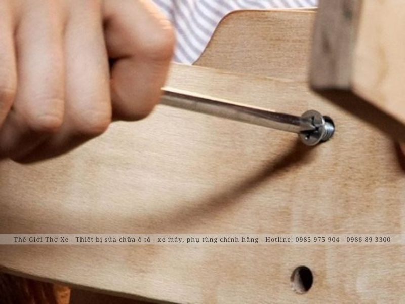 Cách Mở Ốc Vít Quá Chặt