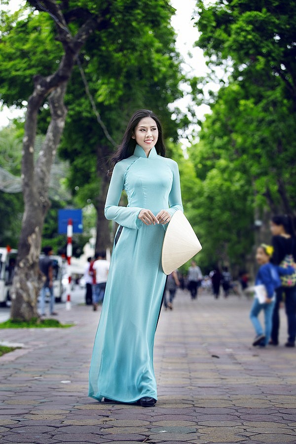 Áo Dài Xanh Ngọc Bích: Thanh Lịch Và Quyến Rũ Gallery 2