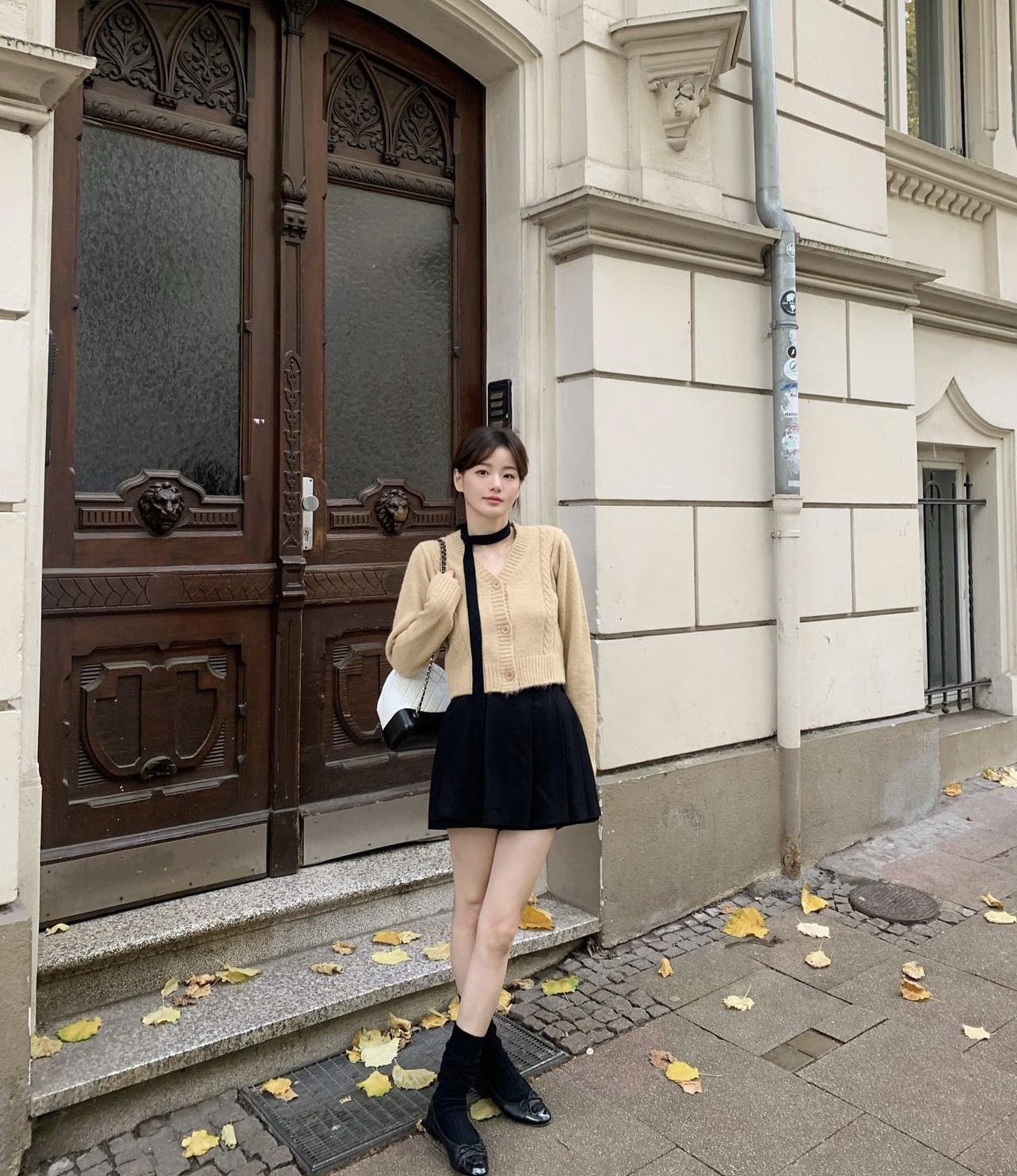 Chân Váy Nhung Ngắn: Sang Trọng Và Cá Tính Gallery 2