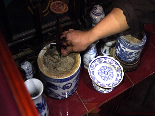 Cách Thay Cát Lư Hương
