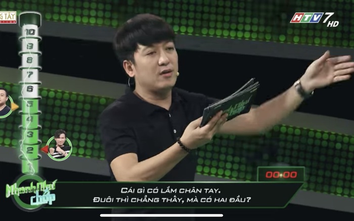 Cái gì có lắm chân tay đuôi thì chẳng thấy mà có hai đầu?